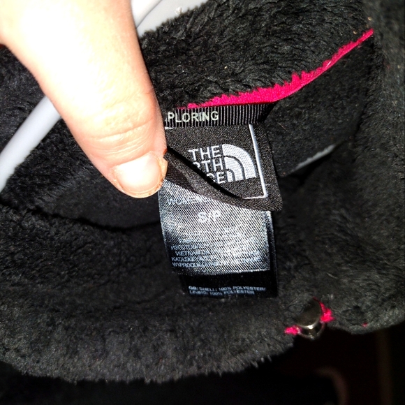 Women's small Black fuzzy North face - Picture 3 of 3